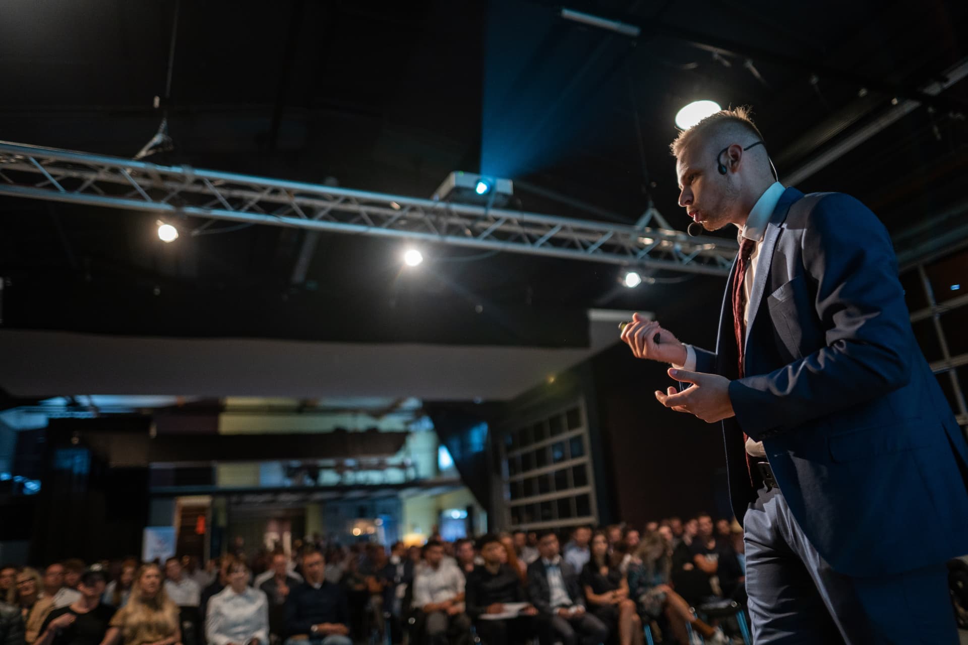 Andreas Vezonik presenting to a conference audience