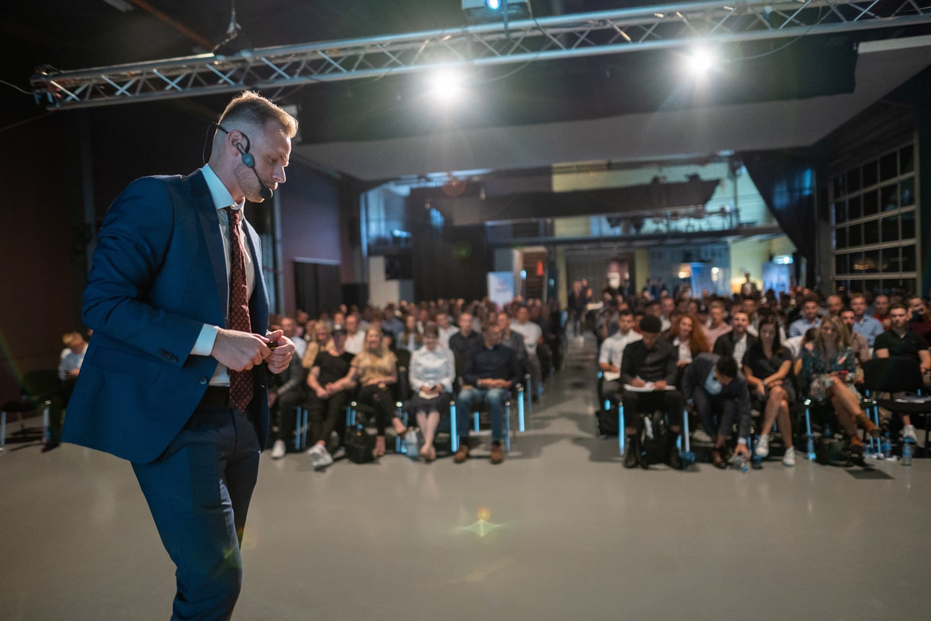 Andreas Vezonik speaking in front of a conference audience